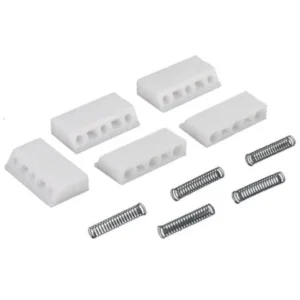 Fem vita kabelskor av plast med fyra hål vardera och fem små spiralfjädrar av metall visas på en vit bakgrund som en del av satsen Fjädrar och skovlar Panther dieselpumpar.