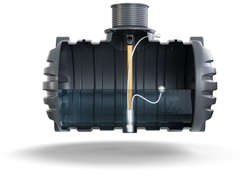 Ett tvärsnitt av ÄlvestadTankens regnvattentank 10.000 liter visar att den är delvis fylld med vatten, vilket visar ett inre rör, en sensor och en flottörmekanism inuti den stora svarta cylindern.
