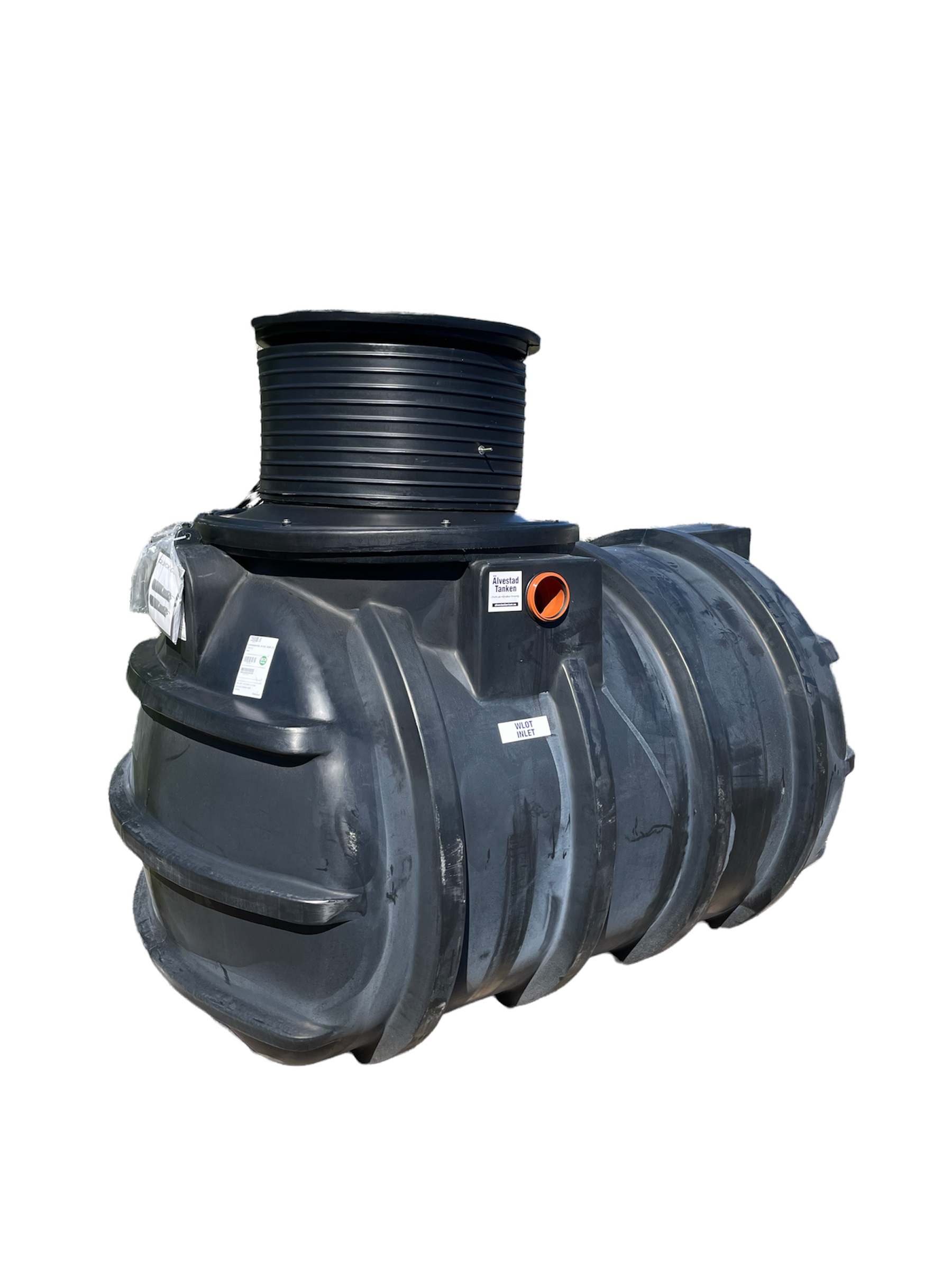ÄlvestadTanken regnvattentank 3000 liter är en stor svartvattentank med räfflade sidor, en cylindrisk övre åtkomstport och märkta klistermärken, som visas isolerad mot en vit bakgrund.