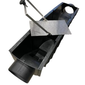 En svart dräneringsränna i plast med delvis metallgaller och påmonterad spak passar Regnvattenfilter 650 m2 och har runda öppningar i båda ändar för enkel anslutning.