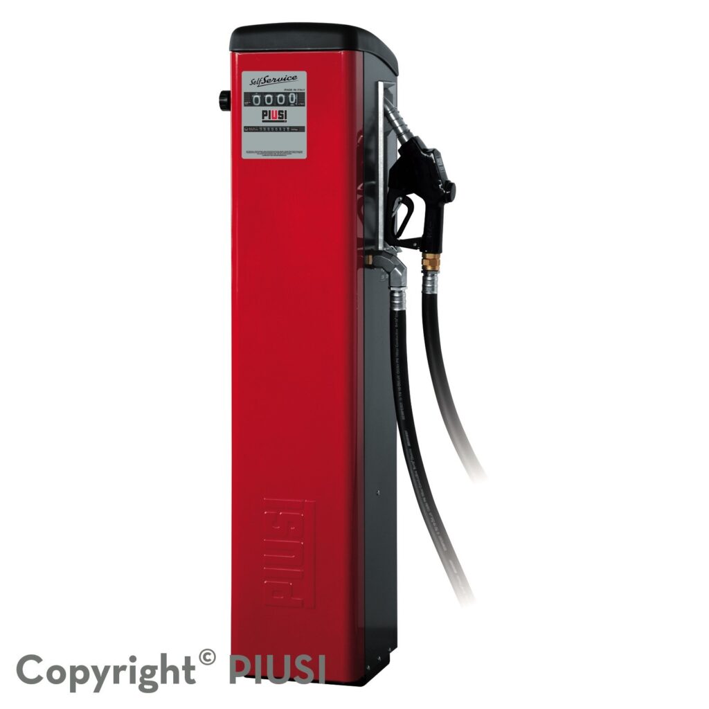 PIUSI pumpautomat Self Service K44 är en röd och svart bränslepump med digital mätare, slang och munstycke. Den står upprätt och är försedd med det framträdande PIUSI-varumärket.