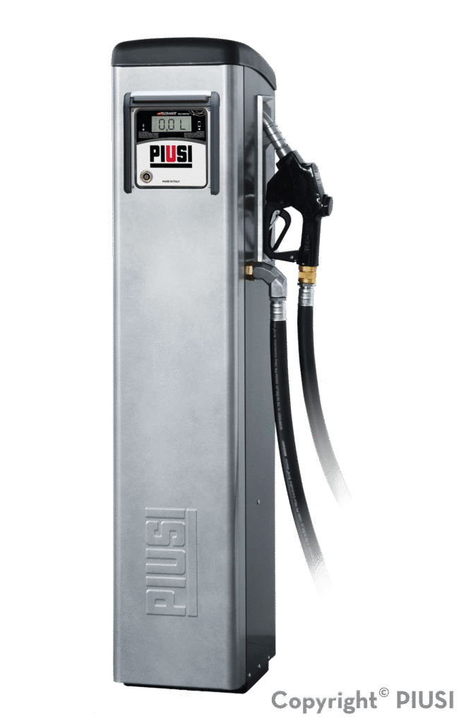PIUSI Self Service B.smart pumpautomat, silverfärgad med svart slang och munstycke, har PIUSI-logotypen och mätrattar på panelen och står upprätt mot en vit bakgrund.
