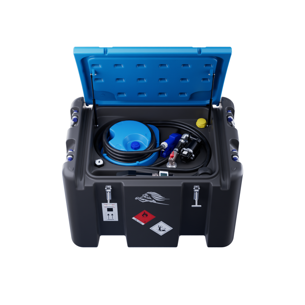 TruckMaster KOMBI 400/40 Diesel/AdBlue container, i svart och blått med öppet lock, avslöjar en upprullad slang, munstycke och utrustning inuti. Etiketter för faror och hantering är synliga på framsidan av denna bärbara enhet.