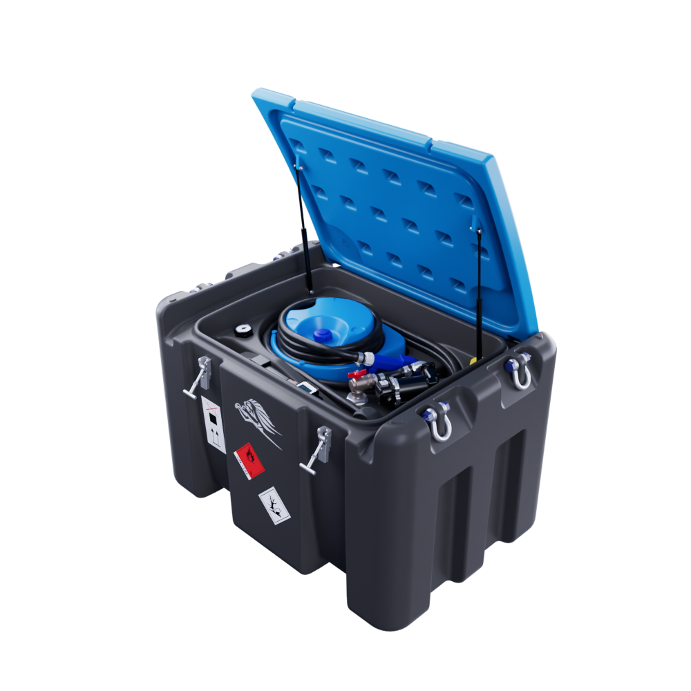 TruckMaster KOMBI 400/40 Diesel/AdBlue är en svart transportbehållare i hårdplast med ett blått lock som öppnas för att visa upprullade slangar och en pump inuti. Varningsetiketter för faror och brandfarliga ämnen är synliga på sidorna.