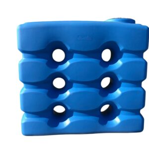 Ett stort blått rektangulärt Vattentank CP livsmedelsgodkänd i plast med sex cirkulära hål, ordnade i två kolumner och tre rader, isolerat mot en vit bakgrund.