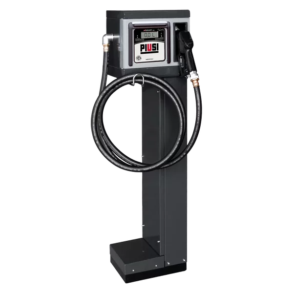 En svart Dieselpump CUBE B.SMART PRO EIGHT med digital display, slang och munstycke är monterad på ett högt rektangulärt stativ. PIUSI-märket finns på frontpanelen.