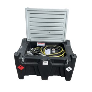 En svart ÄlvestadTanken Carrytank Bensin 330L med ett grått öppet lock avslöjar gula slangar och bränslepåfyllningsutrustning inuti; röda och vita varningsetiketter syns på framsidan och sidan.