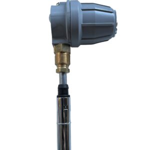 En närbild av den industriella sensorn Överfyllnadsskydd Vinklat med ett grått räfflat plasthölje, mässingskontakt och cylindrisk metallprob - idealisk för överfyllnadsskydd, isolerad mot en vit bakgrund.