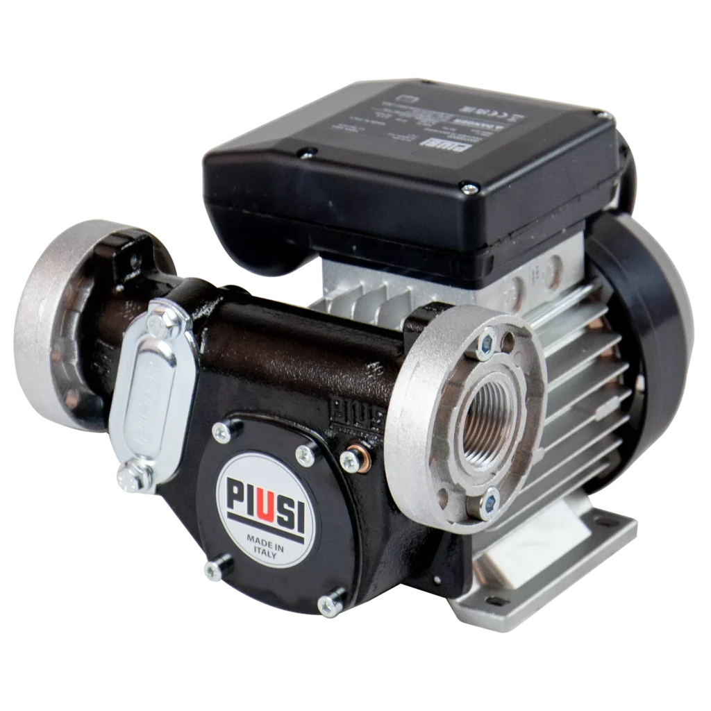 Dieselpump Panther 230v 90l/min är en svart och silverfärgad elektrisk bränslepump med metallbeslag, en svart kontrollbox, industriell design och en synlig monteringsbas.
