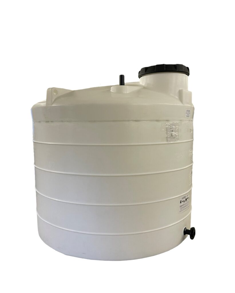 En stor, vit, cylindrisk ÄlvestadTanken PVB 5000 L kemikalietank med horisontella åsar, ett svart skruvlock på toppen och en liten svart utloppsventil nära botten. Bakgrunden är enfärgad vit - perfekt för Stockholmsbruk.