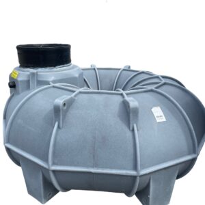 Sluten Tank CL 3500L Lågbyggd är en stor, grå tank med räfflade sidor och en svart cirkulär toppöppning, utformad för underjordisk användning, som visas isolerad mot en vit bakgrund.