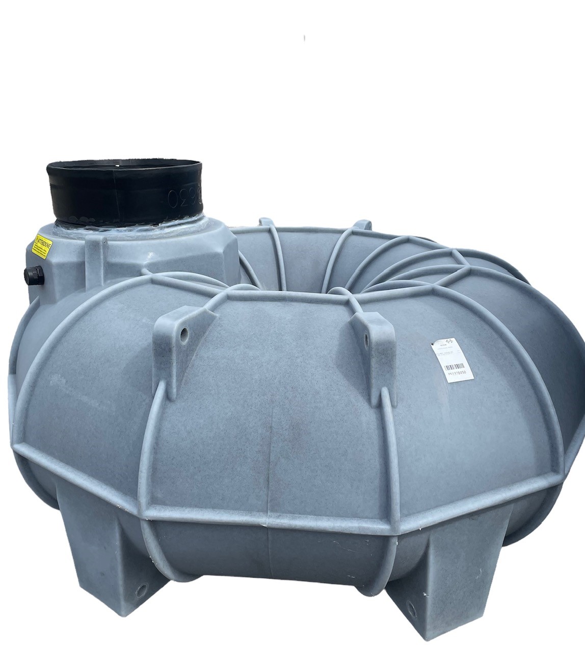 Sluten Tank CL 3500L Lågbyggd är en stor, grå tank med räfflade sidor och en svart cirkulär toppöppning, utformad för underjordisk användning, som visas isolerad mot en vit bakgrund.