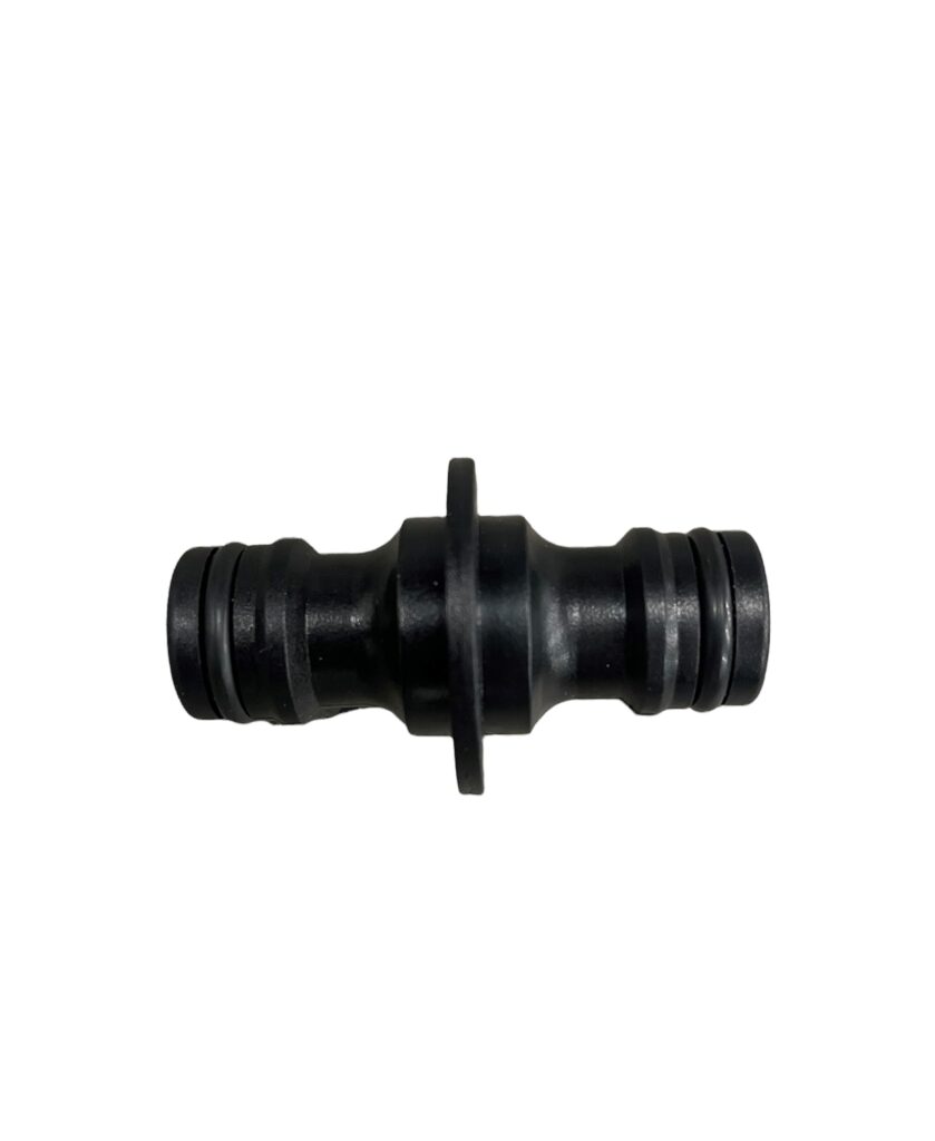 Claber skarvkontakt 1/2" är en svart plaströrskoppling med två identiska ändar och en mittkam, avsedd för sammanfogning av flexibla rör, avbildad på vit bakgrund.