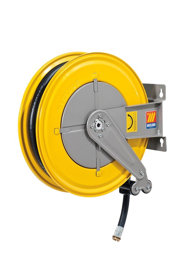 Slangvinda Diesel F-550 3/4" 10 m slangvinda har en gul och grå design, robust metallfäste, svart slang med silverfärgat munstycke och ger tillförlitlig 10 m räckvidd - perfekt för industriell användning.