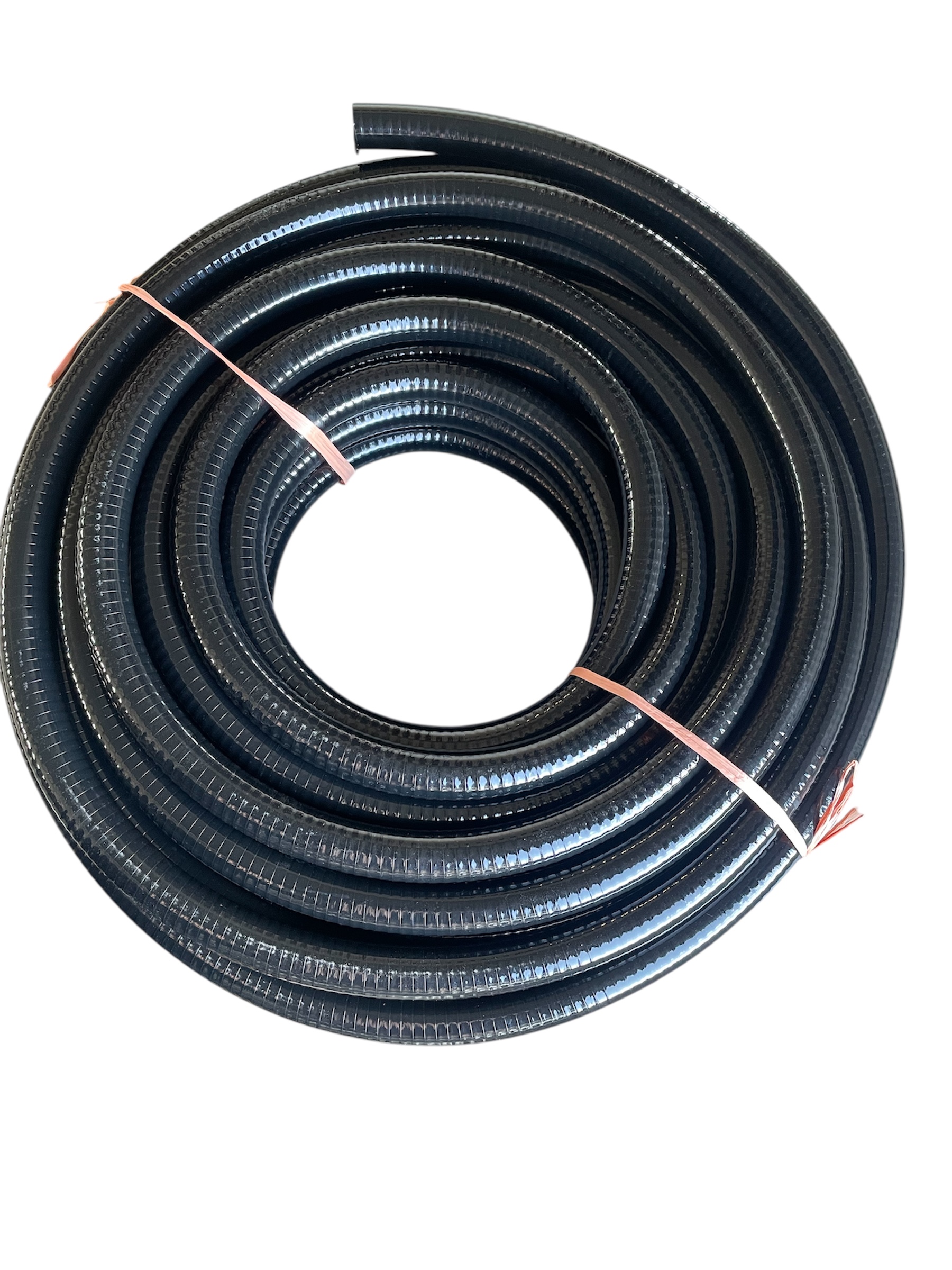 En upprullad svart Sugslang PVC d20 för diesel/olja/vatten korrugerad slang, säkrad med två rosa band, visas mot en vit bakgrund.