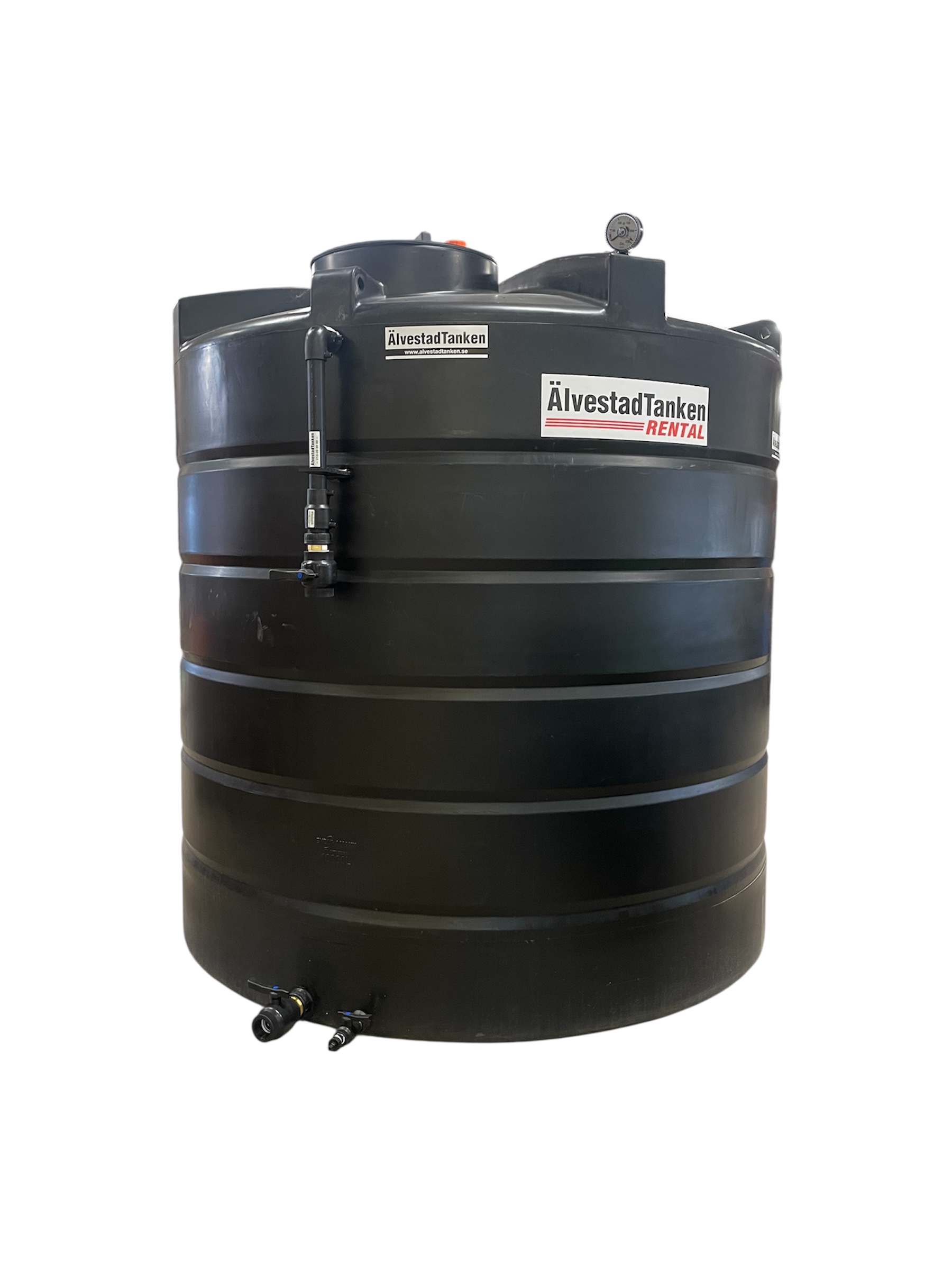 En stor svart cylindrisk Vattentank VT 10 000L - vertikal modell för dricksvatten, märkt ÄlvestadTanken RENTAL, med flera ventiler och en mätare, lämplig för industriell eller kommersiell lagring eller transport av vätskor.