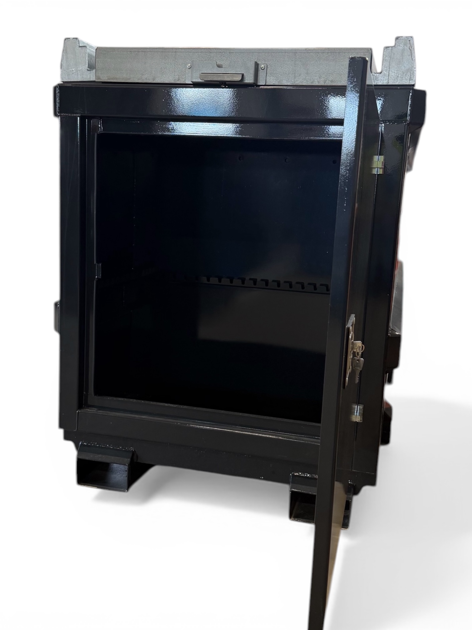 EnergyTender + KD 2200L, en stor svart förvaringsbehållare i metall med en delvis öppen frontdörr, har en tom insida och ett räfflat hyllplan. Den har en robust industriell design och visas på en vit bakgrund.