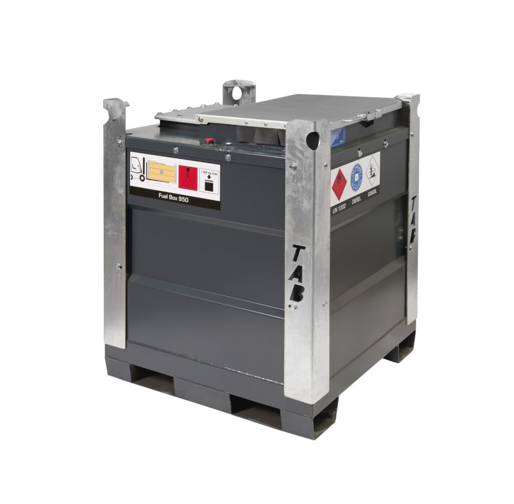 En stor, grå Dieseltank ADR Fuel Box 950 liter med varningsetiketter och robusta metallramstöd i varje hörn, avsedd för industriellt bruk.