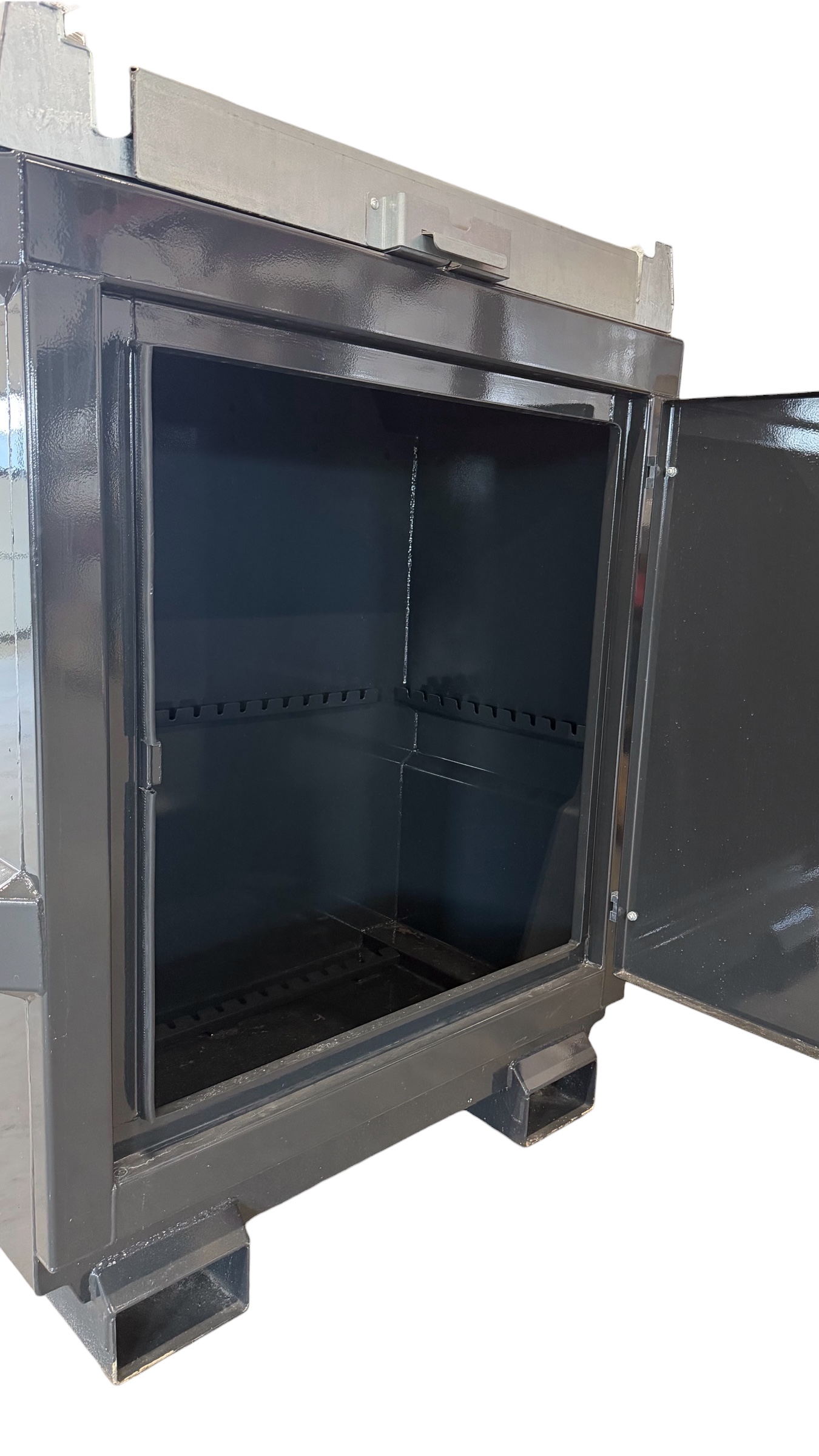 Ett EnergyTender + KD 2200L industriellt metallskåp eller kassaskåp står med dörren öppen och avslöjar en rymlig, tom interiör och en robust konstruktion, mot en vit bakgrund.