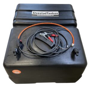 En stor svart Bevattningstank 240L i plast med tillhörande kablar och klämmor upprullade på toppen, två ventiler med lock och ett klistermärke i nedre vänstra hörnet.