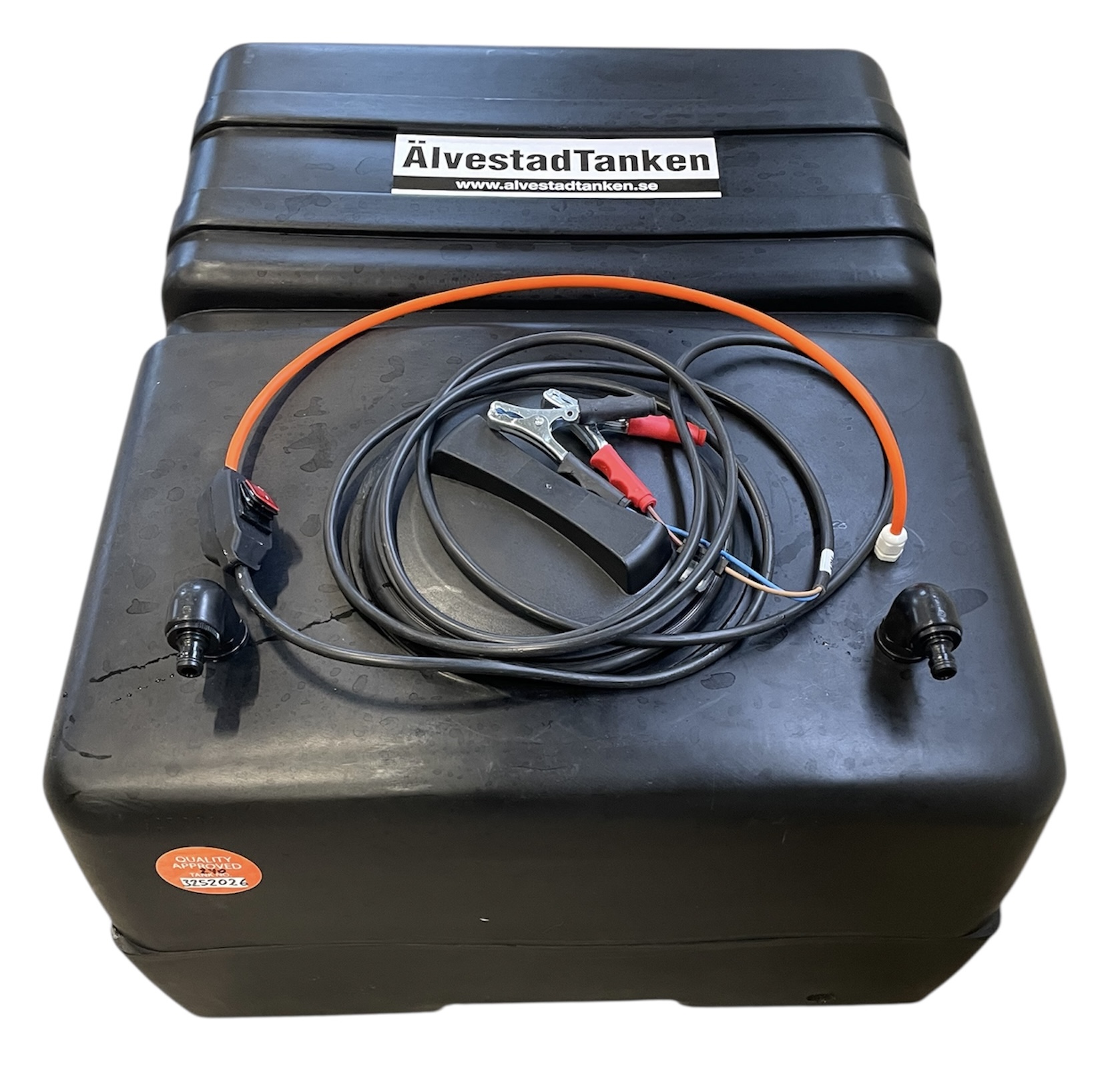 En stor svart Bevattningstank 240L i plast med tillhörande kablar och klämmor upprullade på toppen, två ventiler med lock och ett klistermärke i nedre vänstra hörnet.