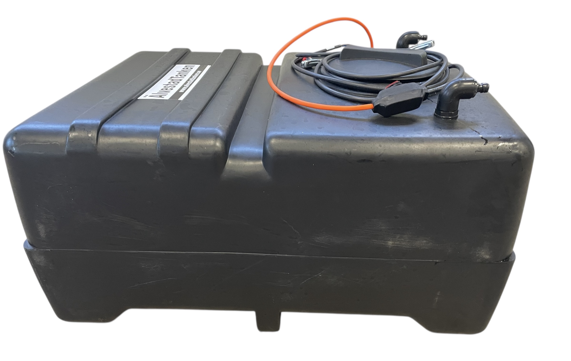 Bevattningstank 240 är en svart rektangulär vattentank i plast med etikett, orange slangar och svarta kablar, mot en vit bakgrund.