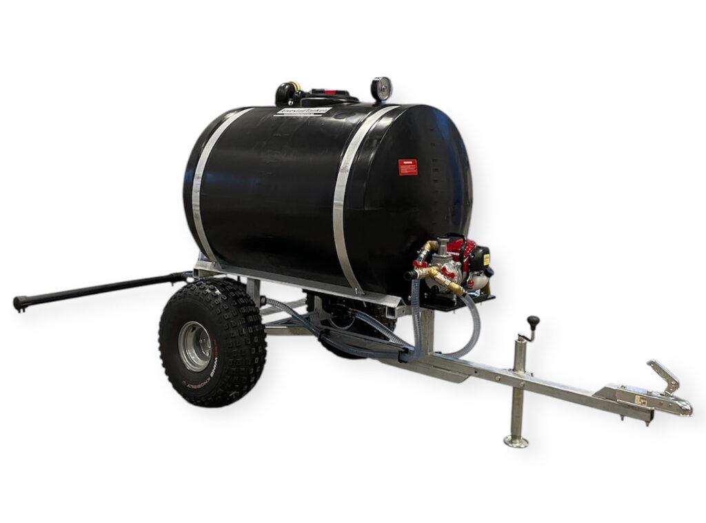 Bevattningsvagn 750L med pump & ramp är en svart cylinderformad tank på en metallvagn med två stora däck, pump, slangar och dragkrok - perfekt för transport och dispensering av vätskor.