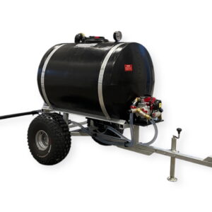 Bevattningsvagn 750L med pump & ramp är en svart cylinderformad tank på en metallvagn med två stora däck, pump, slangar och dragkrok - perfekt för transport och dispensering av vätskor.
