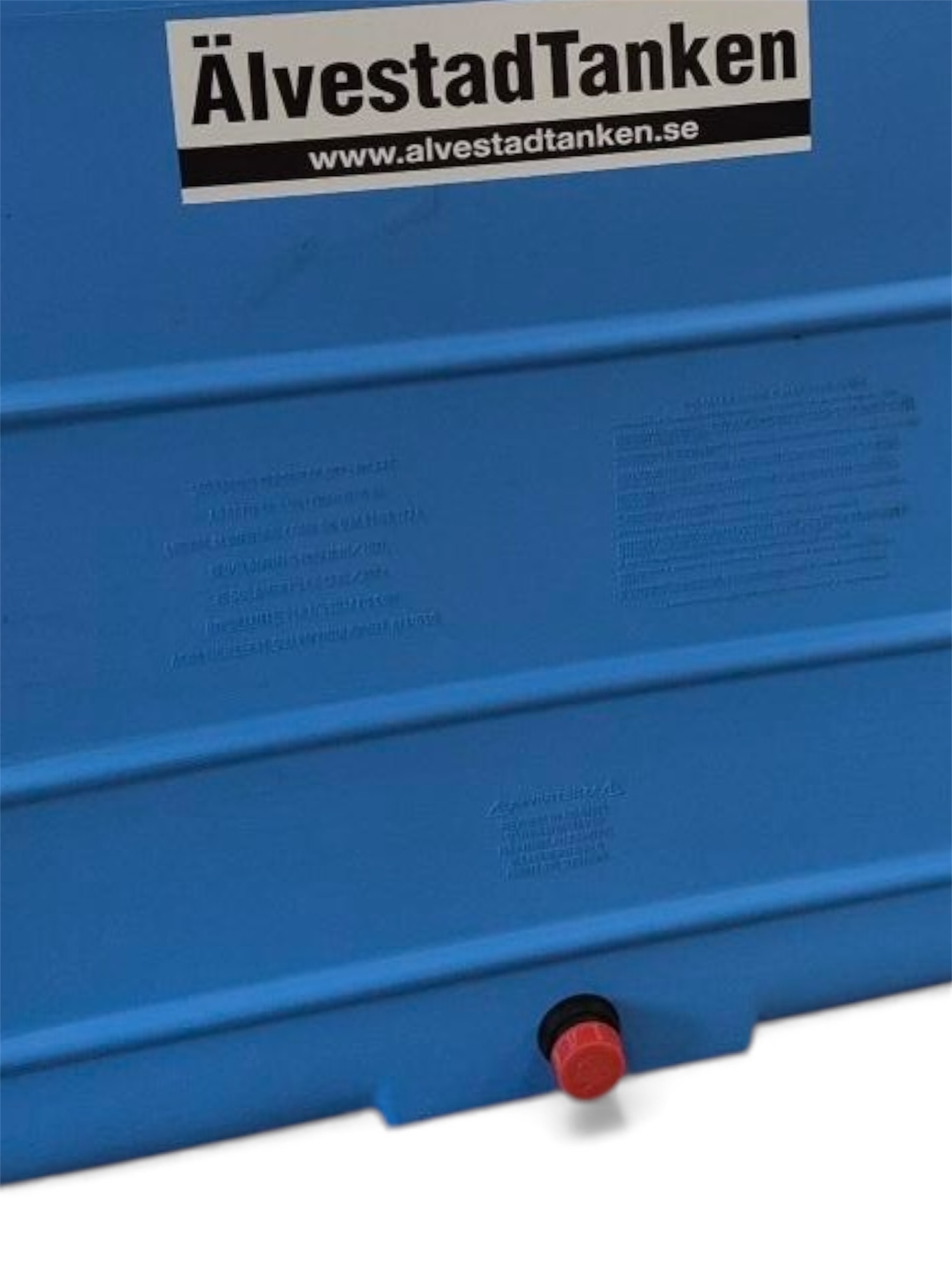 Närbild på Vattentank V 2000L - Visningsexemplar (kopia), en blå behållare med en svartvit etikett från ÄlvestadTanken, webbadress och en ventil med rött lock i botten.