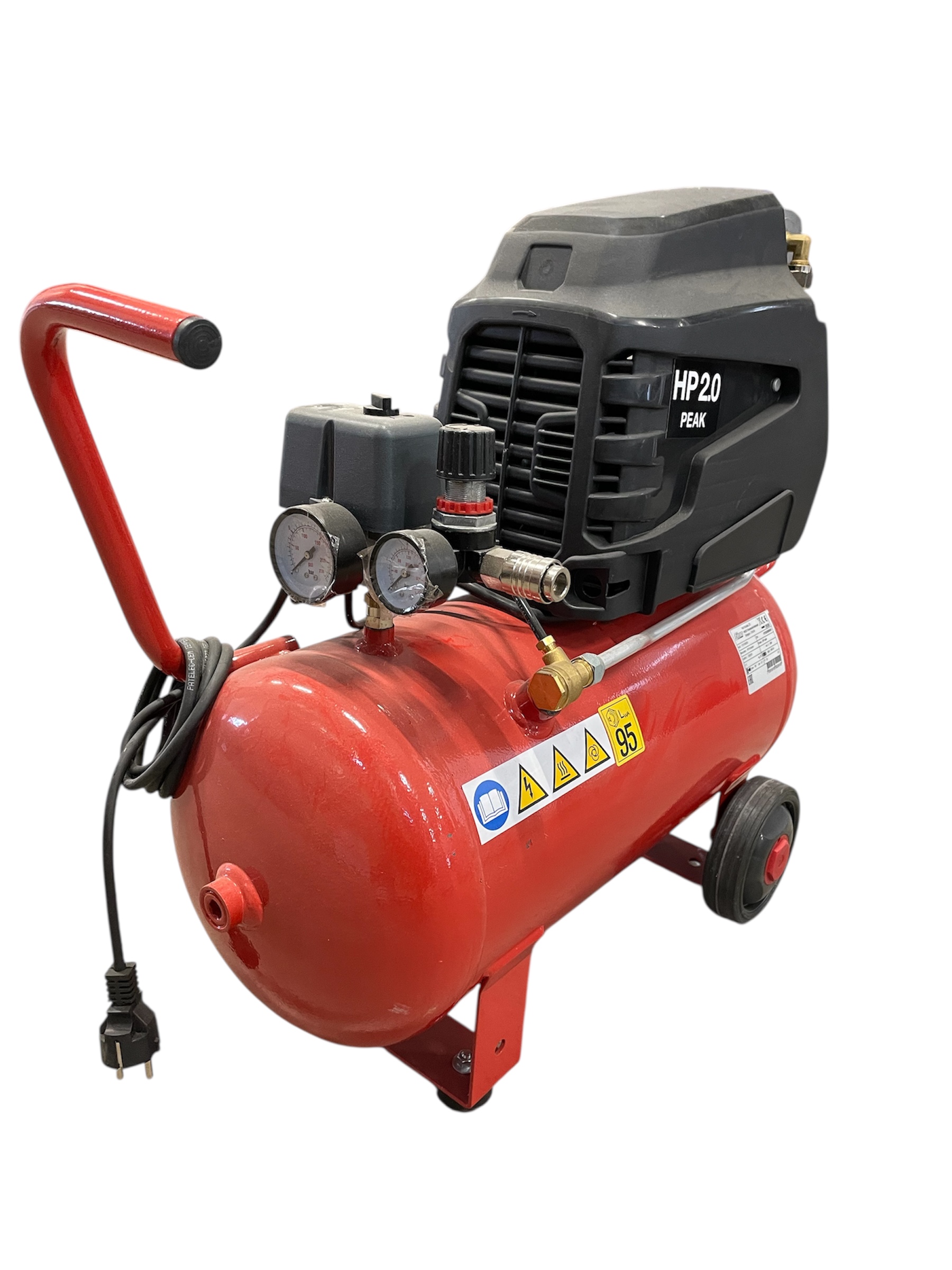 Kompressor Attack 241 2HK är en bärbar röd luftkompressor med två tryckmätare, en svart HP2.0 PEAK-motor, ett handtag, hjul, varningsetiketter och en nätsladd, på en vit bakgrund.