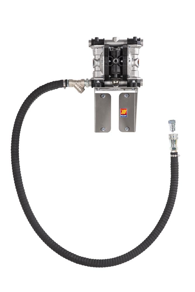 Luftdriven spilloljepump med väggfäste med svart flexibel slang (Slangvinda F-550 20m 3/8" för vatten högtryck, 400bar), monterad på metallfäste med logotyp. Slangen böjer sig i en halvcirkel och slutar i en metallkoppling.