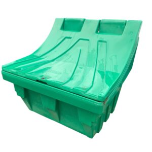 En rymlig grön Snadlåda 300 liter - Fyndpris förvaringslåda i plast med ett sluttande, räfflat lock och två inbyggda handtag, mot en vit bakgrund.