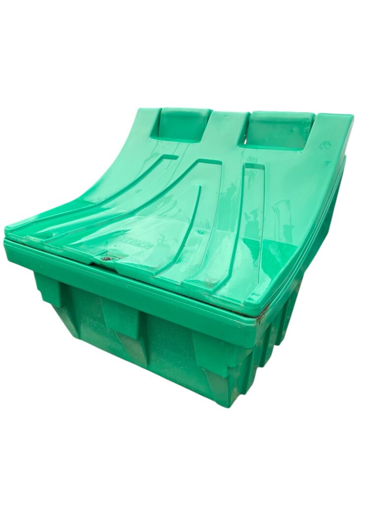 En rymlig grön Snadlåda 300 liter - Fyndpris förvaringslåda i plast med ett sluttande, räfflat lock och två inbyggda handtag, mot en vit bakgrund.