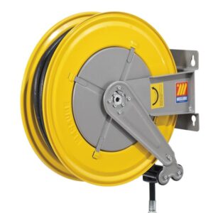 En Slangvinda F-550 15m 3/4" för luft & vatten (21bar) slangvinda i gult och grått, med metallfäste, svart upprullad slang och en blå/röd sidoetikett.