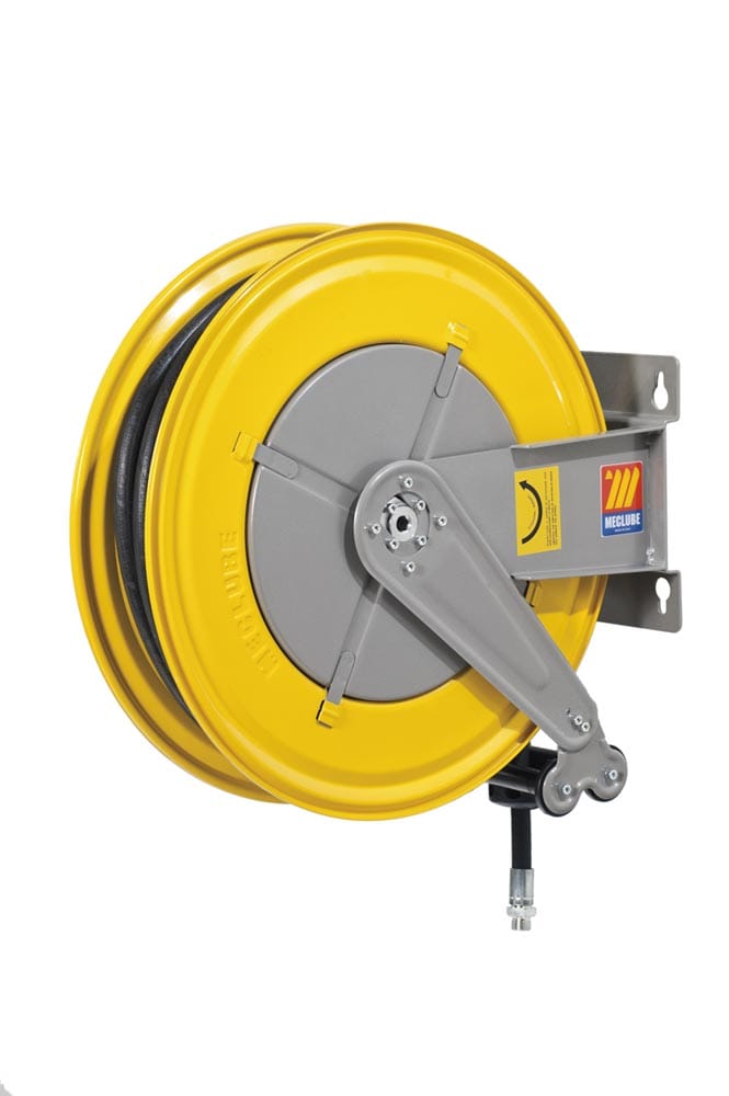 En Slangvinda F-550 15m 3/4" för luft & vatten (21bar) slangvinda i gult och grått, med metallfäste, svart upprullad slang och en blå/röd sidoetikett.