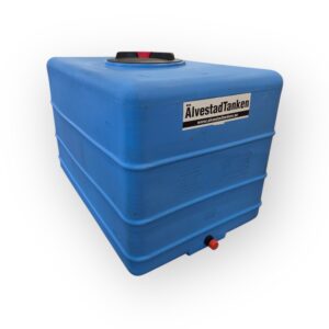 Stor blå rektangulär 500L vattentank i plast med svart och rött lock, en liten röd ventil i botten.