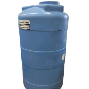 En stor blå rund Vattentank 750 liter med kulventil - Fyndpris i plast har en liten öppning upptill och synliga etiketter som AlvestadTanken och utentankar.se. Tanken är placerad mot en vit bakgrund.