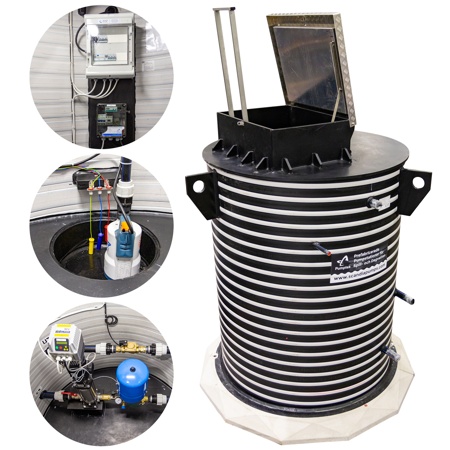 Emtek Tryckstegringsstation i brunn är en cylindrisk svartvitrandig vattenpumpstation med öppet lock; tre infällda bilder visar närbilder av kontrollpanelen, vattenpumpen och ytterligare utrustning.