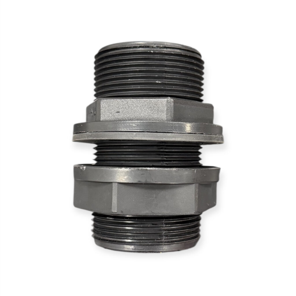 En närbild av en Tankgenomföring helgängad, en grå plaströrskoppling med gängade ändar och en central sexkantig sektion för åtdragning med skiftnyckel, isolerad mot en vit bakgrund.
