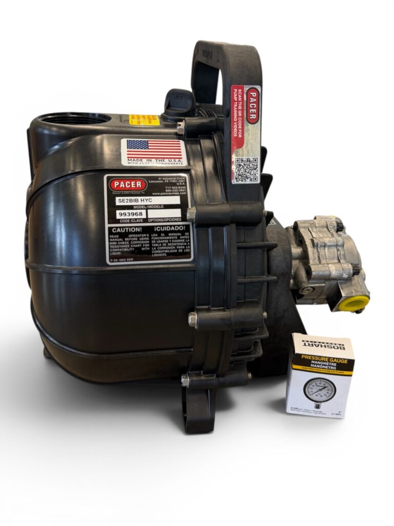 En svart, hydrauldriven centrifugalpump på 2 tum med varningsetiketter och ett handtag är placerad bredvid en liten vit Truper-manometerkåpa mot en vit bakgrund.