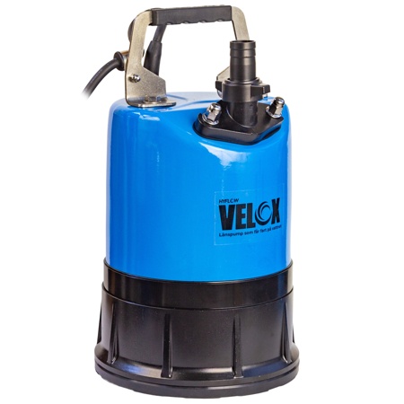 En blå och svart dränkbar vattenpump märkt "Millimeterpump 1-fas", med ett övre handtag, utloppsmunstycke och nätsladd.