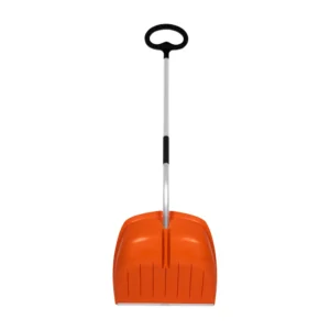 Snöskyffel snöskyffel har en bred orange plastskopa, ett silverfärgat handtag och ett svart ergonomiskt D-format grepp, mot en vit bakgrund.