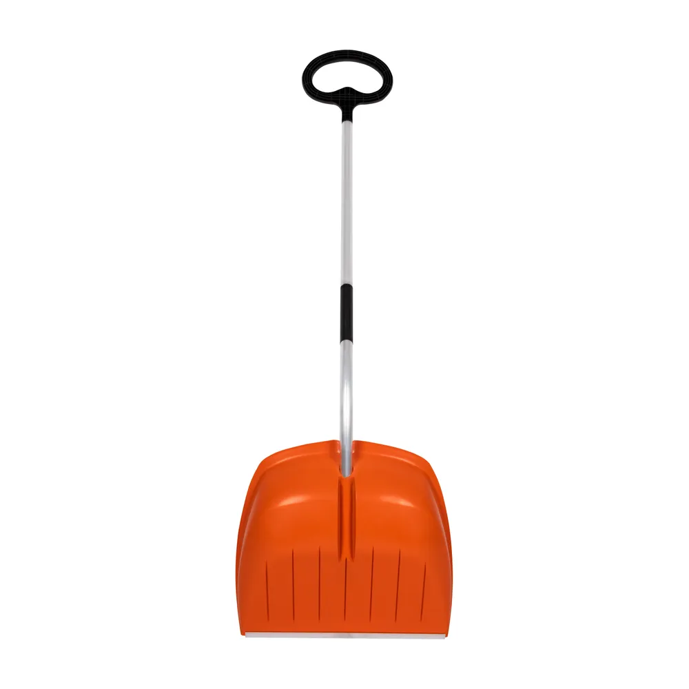 Snöskyffel snöskyffel har en bred orange plastskopa, ett silverfärgat handtag och ett svart ergonomiskt D-format grepp, mot en vit bakgrund.