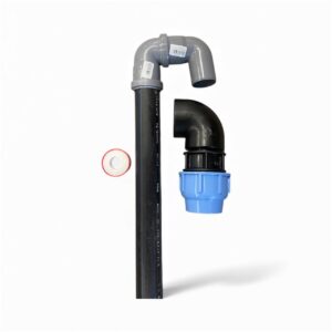 Två svarta plaströr med vinkelkopplingar från Ventilationskit slutna tankar CL, IT, MT; det ena har en grå vinkel, det andra en svart vinkel med en stor blå koppling. En rulle vit gängtätningstejp med röd kärna ligger till vänster.