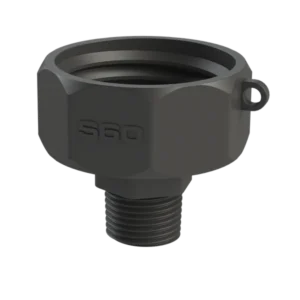 En svart, cylindrisk IBC-adapter av metall S60X6 x Utvändig gänga 3/4" med sexkantiga sidor, utvändig gängning i botten och en liten ögla på kanten. Numret 360 är präglat på sidan.