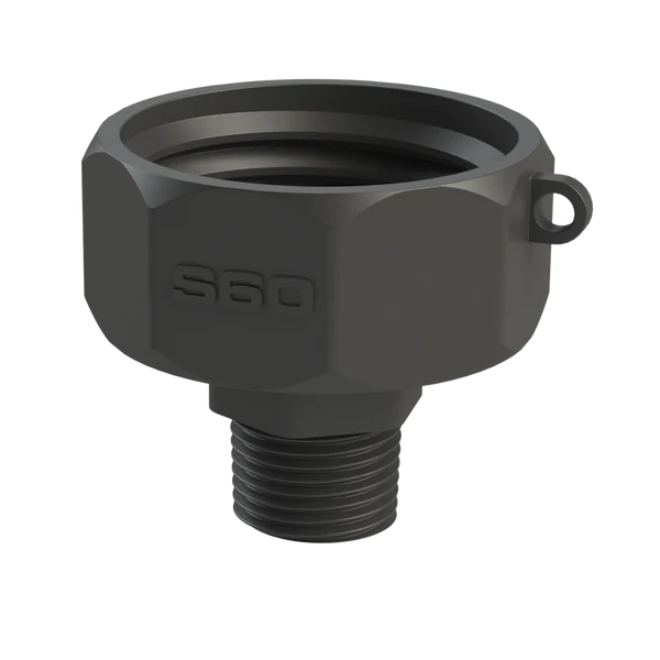 En svart, cylindrisk IBC-adapter av metall S60X6 x Utvändig gänga 3/4" med sexkantiga sidor, utvändig gängning i botten och en liten ögla på kanten. Numret 360 är präglat på sidan.