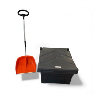 Vinter-kitet består av en orange snöskyffel med svart handtag som står upprätt bredvid en stor, stängd sandlåda i grå plast med räfflat lock, mot en vit bakgrund.