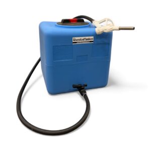 En blå plastbehållare märkt ÄlvestadTanken med en svart slang nedtill och ett vitt munstycke upptill, som används för att hälla ut vätskor.