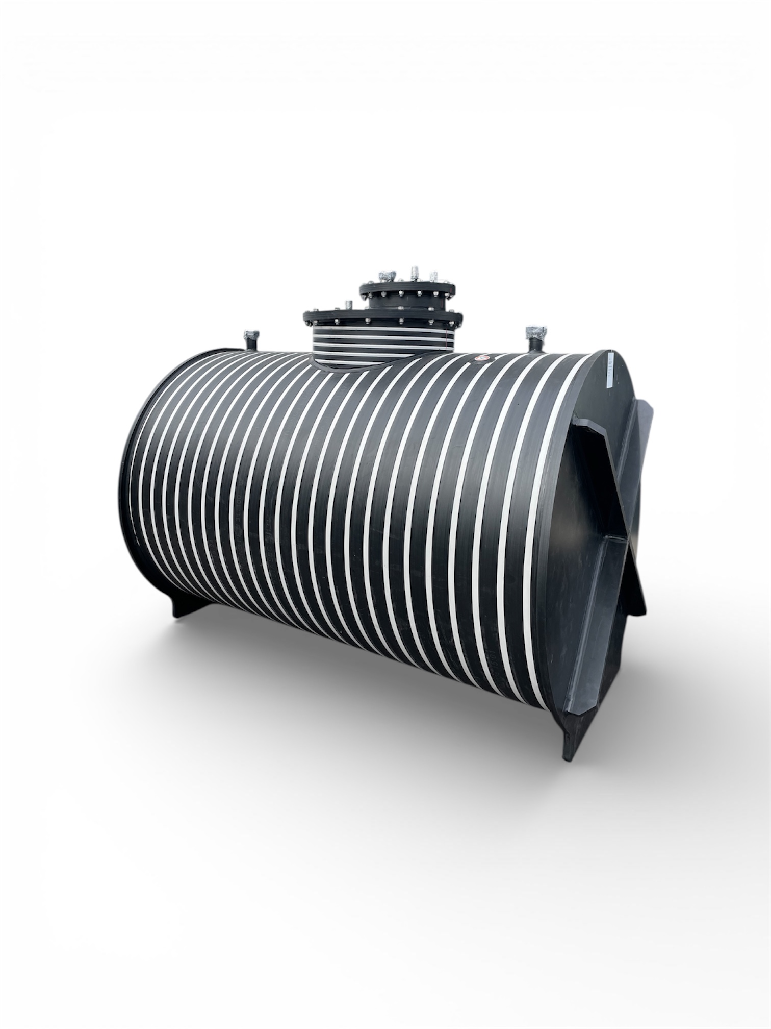 En stor, cylindrisk svart AdBlue-underjordstank i PEHD med horisontella vita ränder, stödben och en toppventilenhet, mot en vit bakgrund.