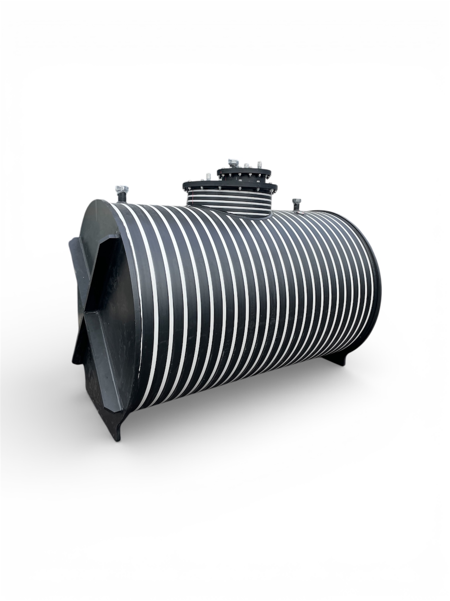AdBlue-underjordstanken i PEHD är en stor svart cylindrisk tank med horisontella vita ränder, monterad på två korta stöd, och har en bultad åtkomstlucka på toppen, visad mot en vit bakgrund.